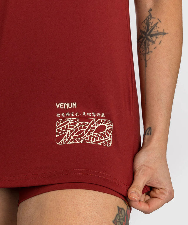 Camiseta Venum Serpenti Dry Tech para mujer – Burdeos