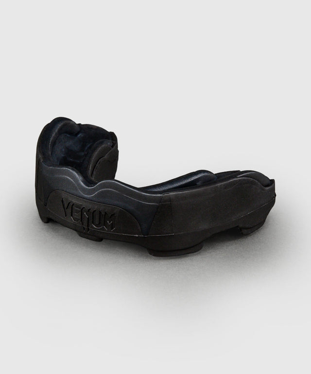 Protector bucal Venum Predator – Negro/Rojo