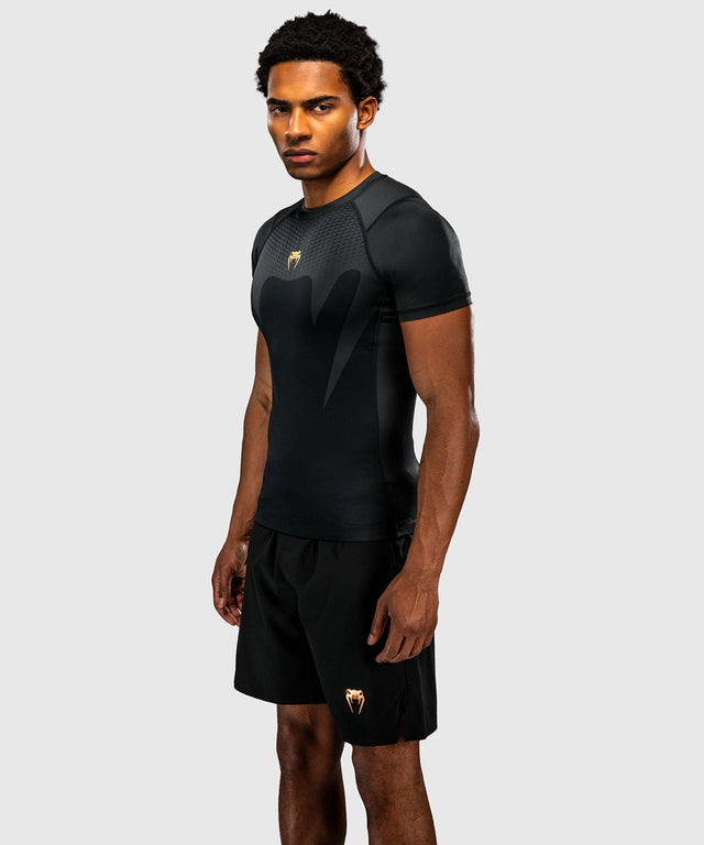 Venum Rashguard Attack Kurzarm – Schwarz/Gold