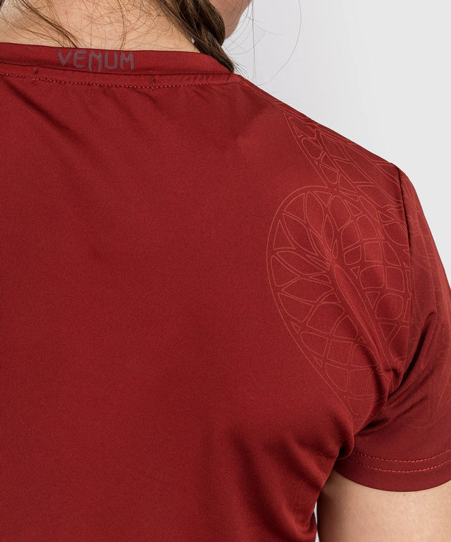 Camiseta Venum Serpenti Dry Tech para mujer – Burdeos