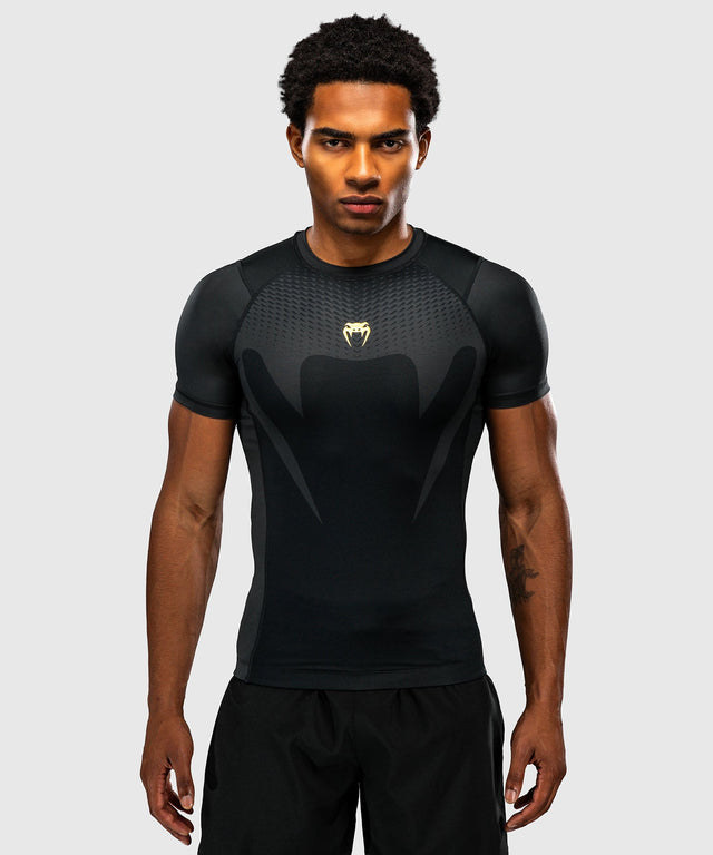 Venum Rashguard Attack Kurzarm – Schwarz/Gold