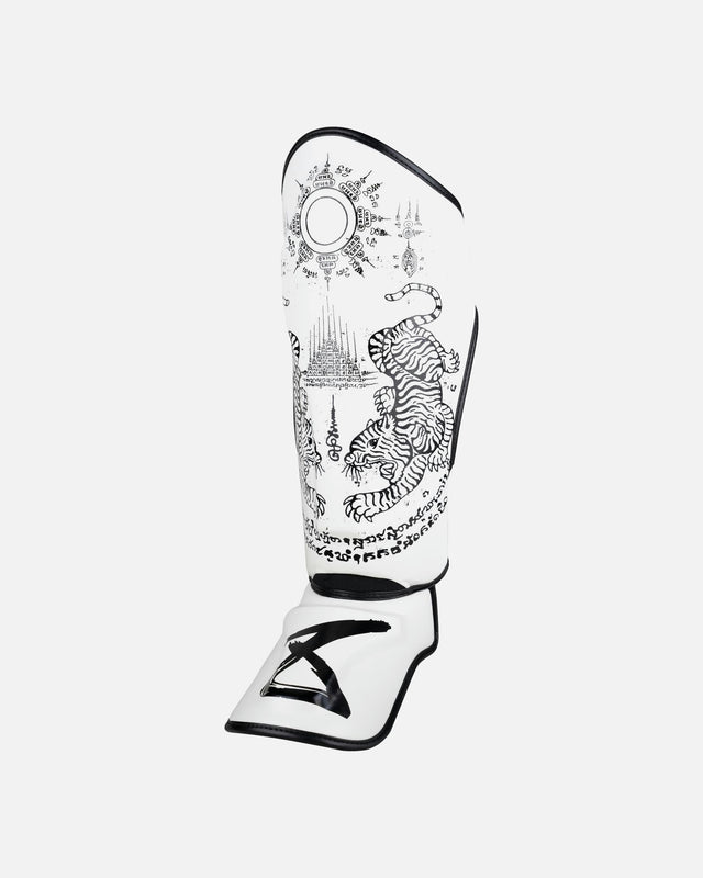 Espinilleras 8 WEAPONS Sak Yant Tigers – Blanco/Negro