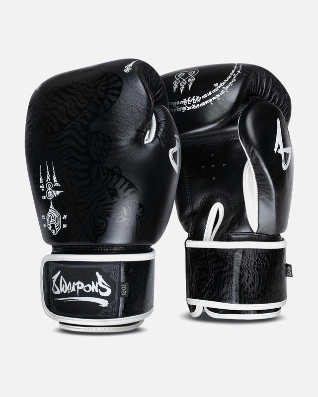 8 WEAPONS Boksehandsker Sak Yant Big Tiger – Sort