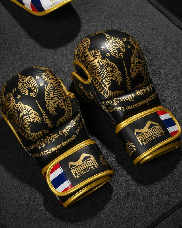 Rękawice MMA sparingowe Phantom Athletics Muay Thai – Czarne/Złote