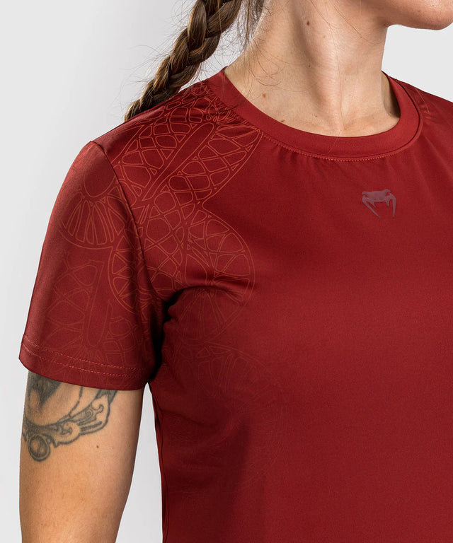 Camiseta Venum Serpenti Dry Tech para mujer – Burdeos