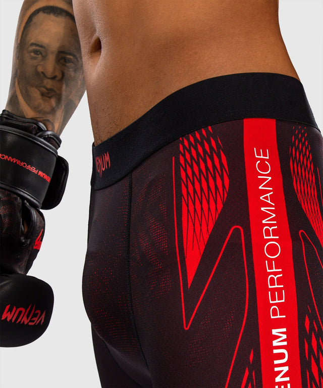 Shorts de compression Venum Amazonia Reborn – Noir/Rouge (VENUM-06451-100)