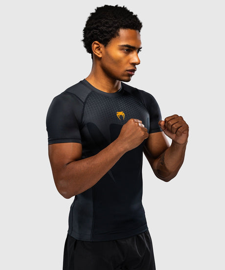 Venum Rashguard Attack Kurzarm – Schwarz/Gold