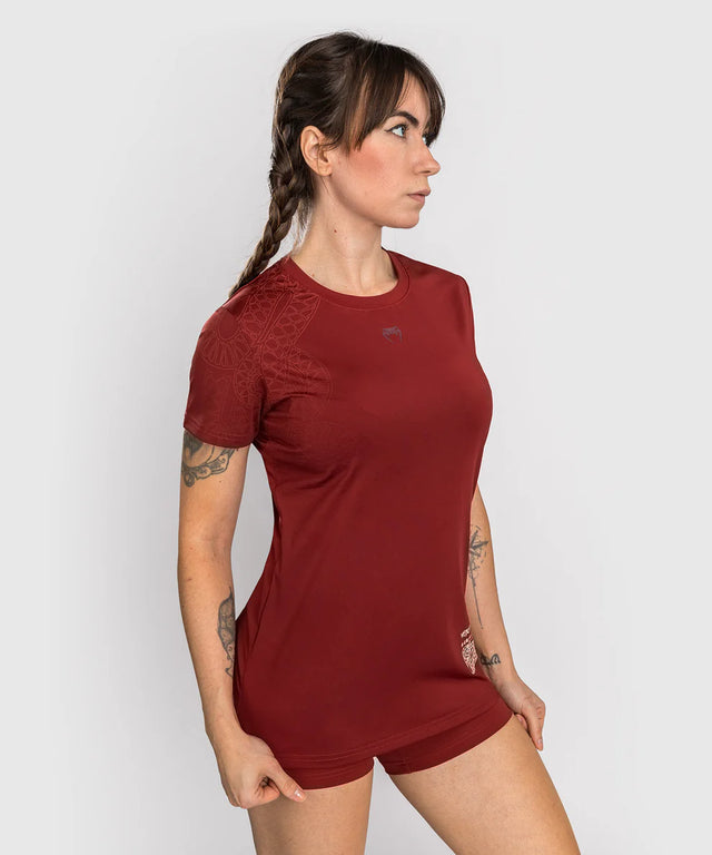 Camiseta Venum Serpenti Dry Tech para mujer – Burdeos