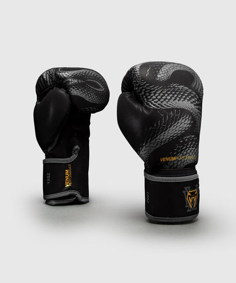 Luvas de boxe Venum Matupa – Preto/Cinzento/Ouro - vista frontal