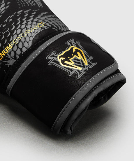 Luvas de boxe Venum Matupa – Preto/Cinzento/Ouro - detalhe