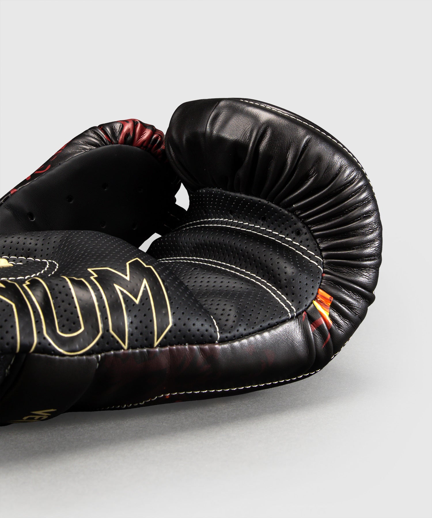 Luvas de boxe Venum Jujutsu Kaisen x Sukuna Impact Evo – Preto/Bege