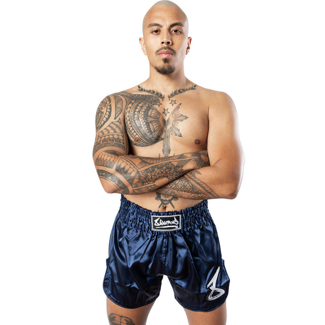 8 WEAPONS Muay Thai-shorts Strike – Mörkblå/Vit