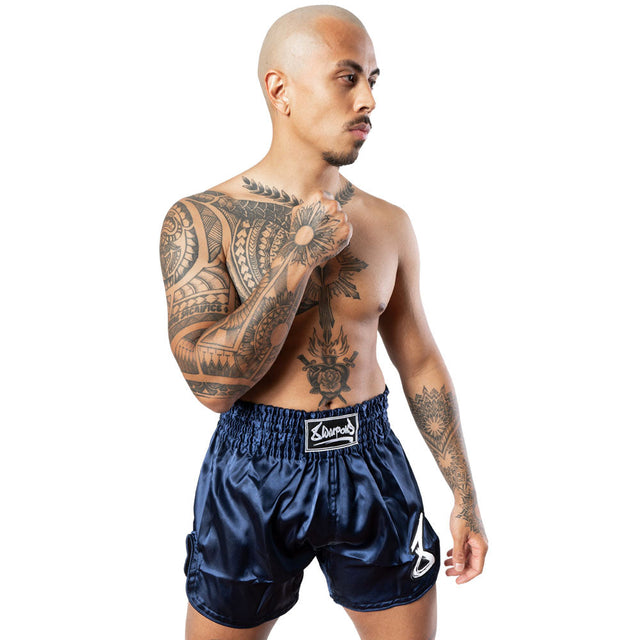 8 WEAPONS Muay Thai-shorts Strike – Mörkblå/Vit