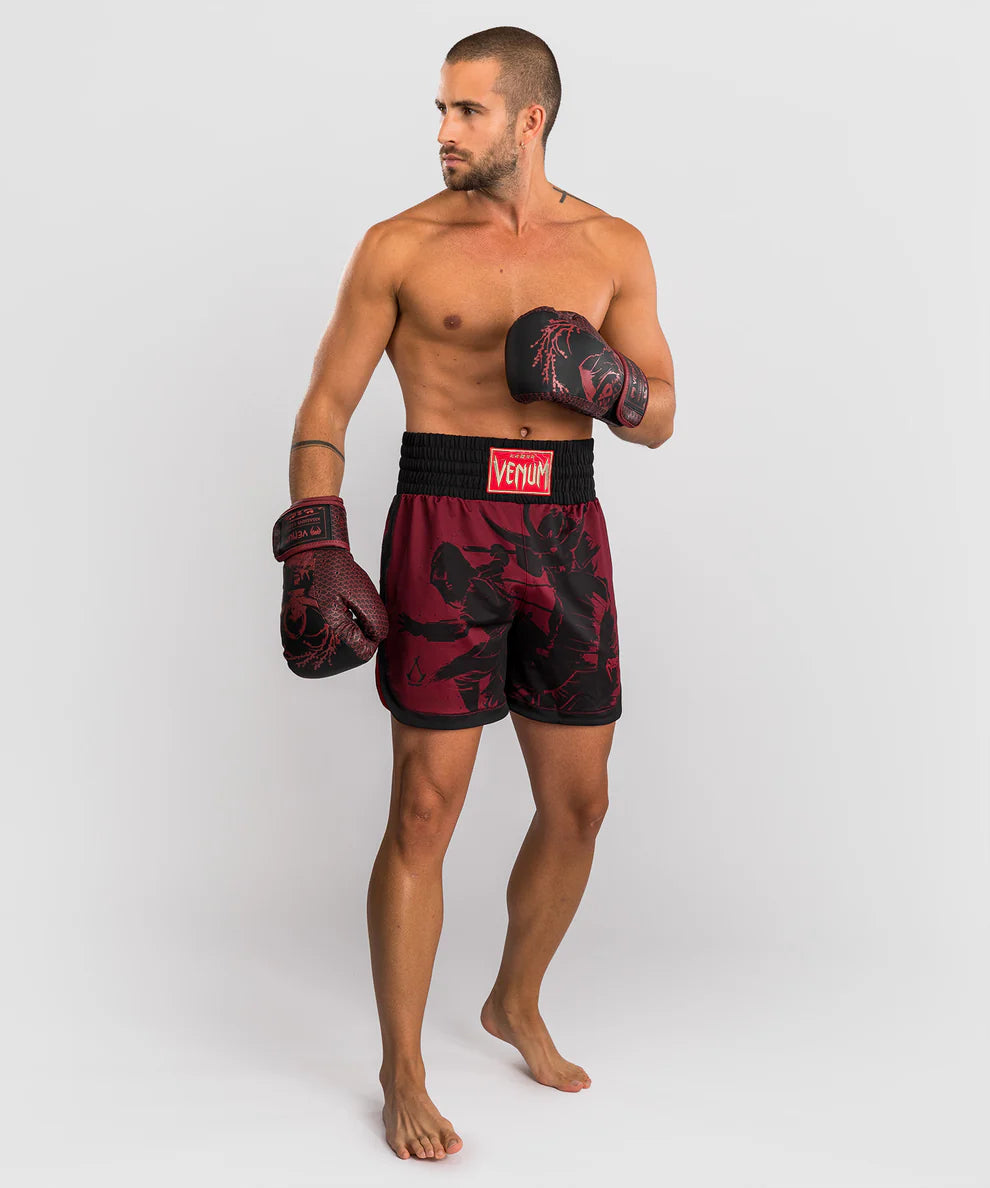 Shorts de boxe Venum x Assassin's Creed Shadows – Bordeaux/Noir