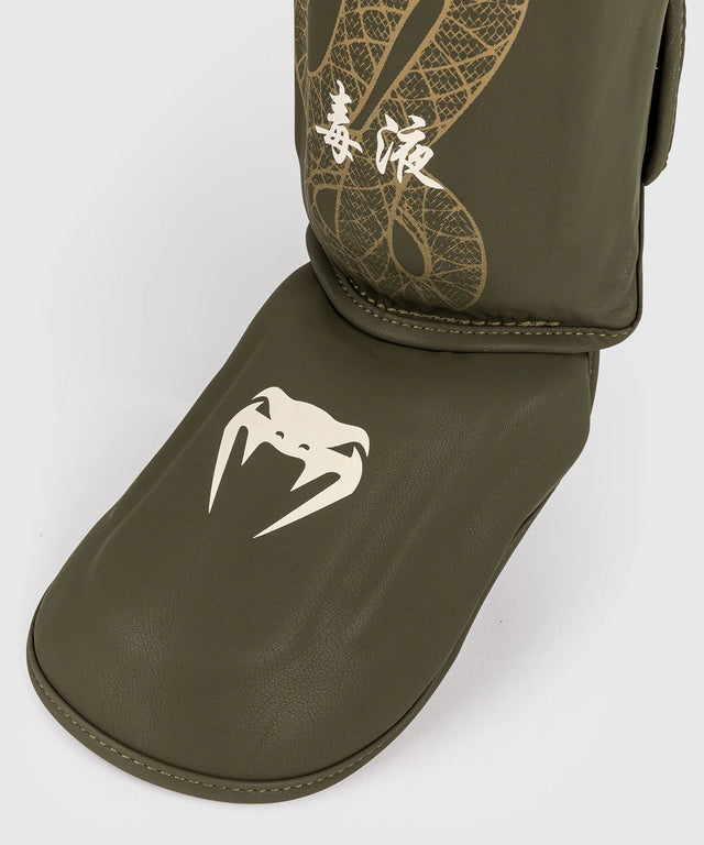 Venum Kickboks Benskydd Serpenti – Khaki Grön