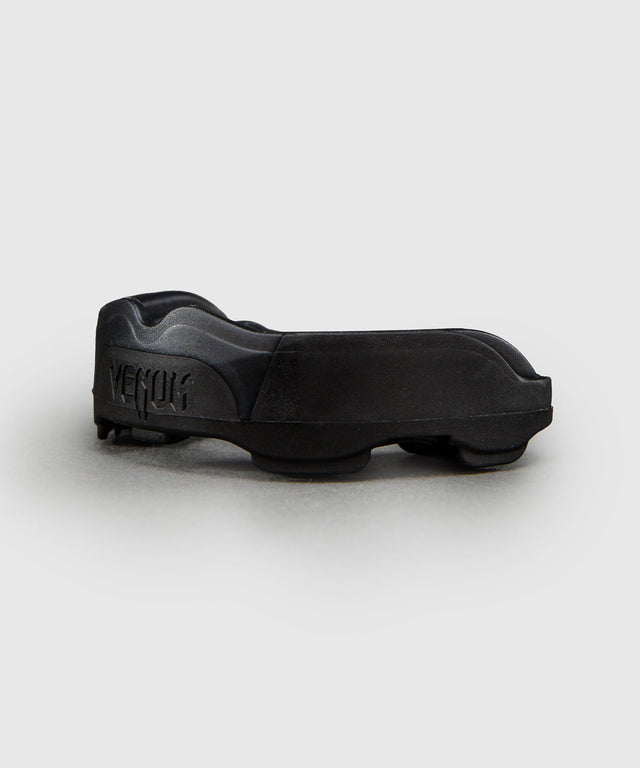 Protector bucal Venum Predator – Negro/Rojo