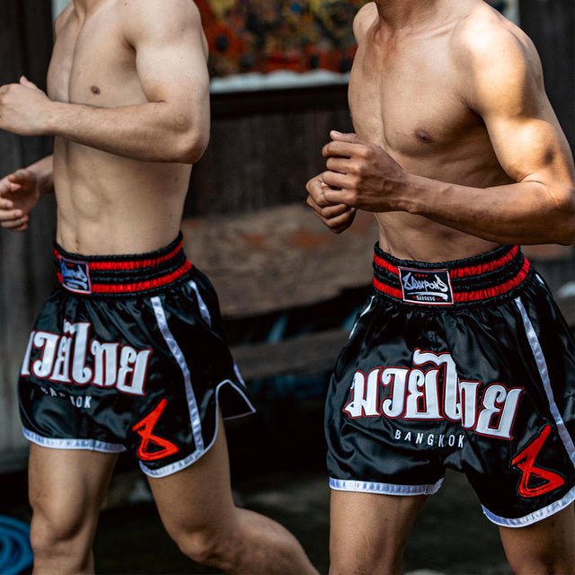8 WEAPONS Muay Thai shorts Bangkok – Sort/Hvid