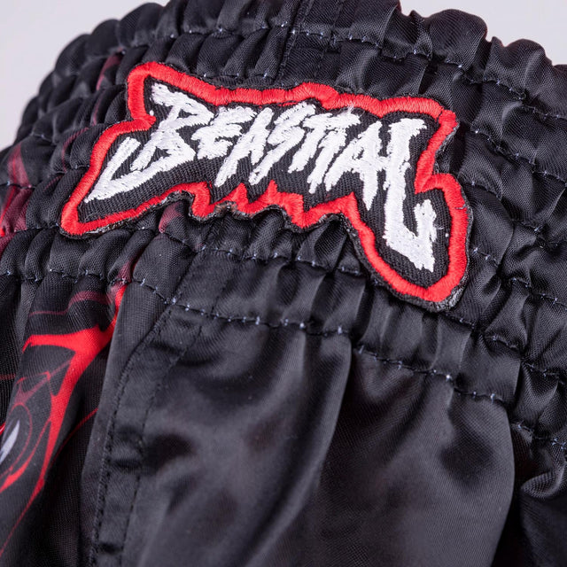8 WEAPONS Muay Thai shorts Beastial Wolf - Sort/Rød