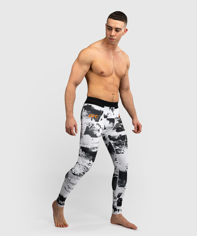 Pantaloni scurți de compresie Venum UFC Zenith – Alb