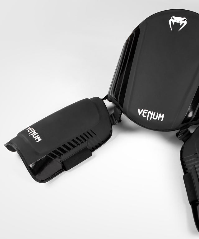 Protetor abdominal e para as pernas Venum – Preto/Branco