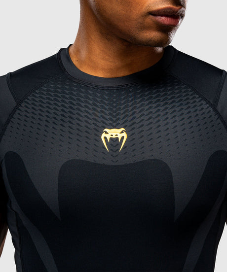 Venum Rashguard Attack Kurzarm – Schwarz/Gold