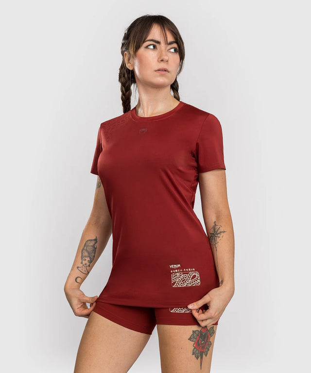 Camiseta Venum Serpenti Dry Tech para mujer – Burdeos
