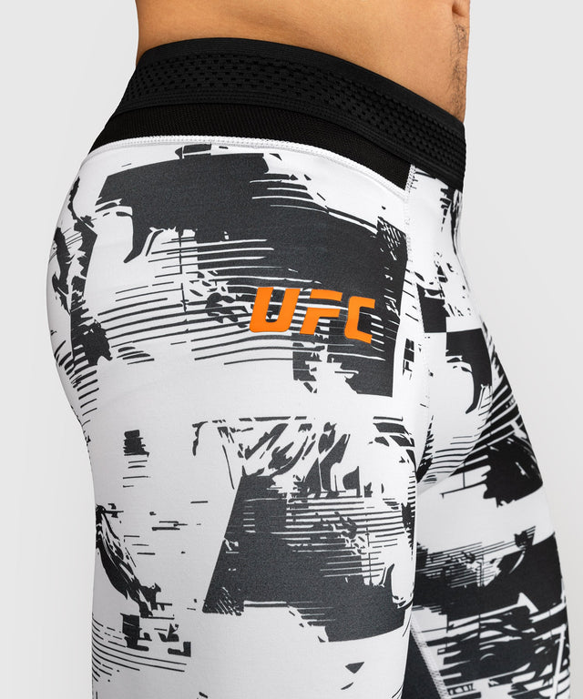 Pantaloni scurți de compresie Venum UFC Zenith – Alb