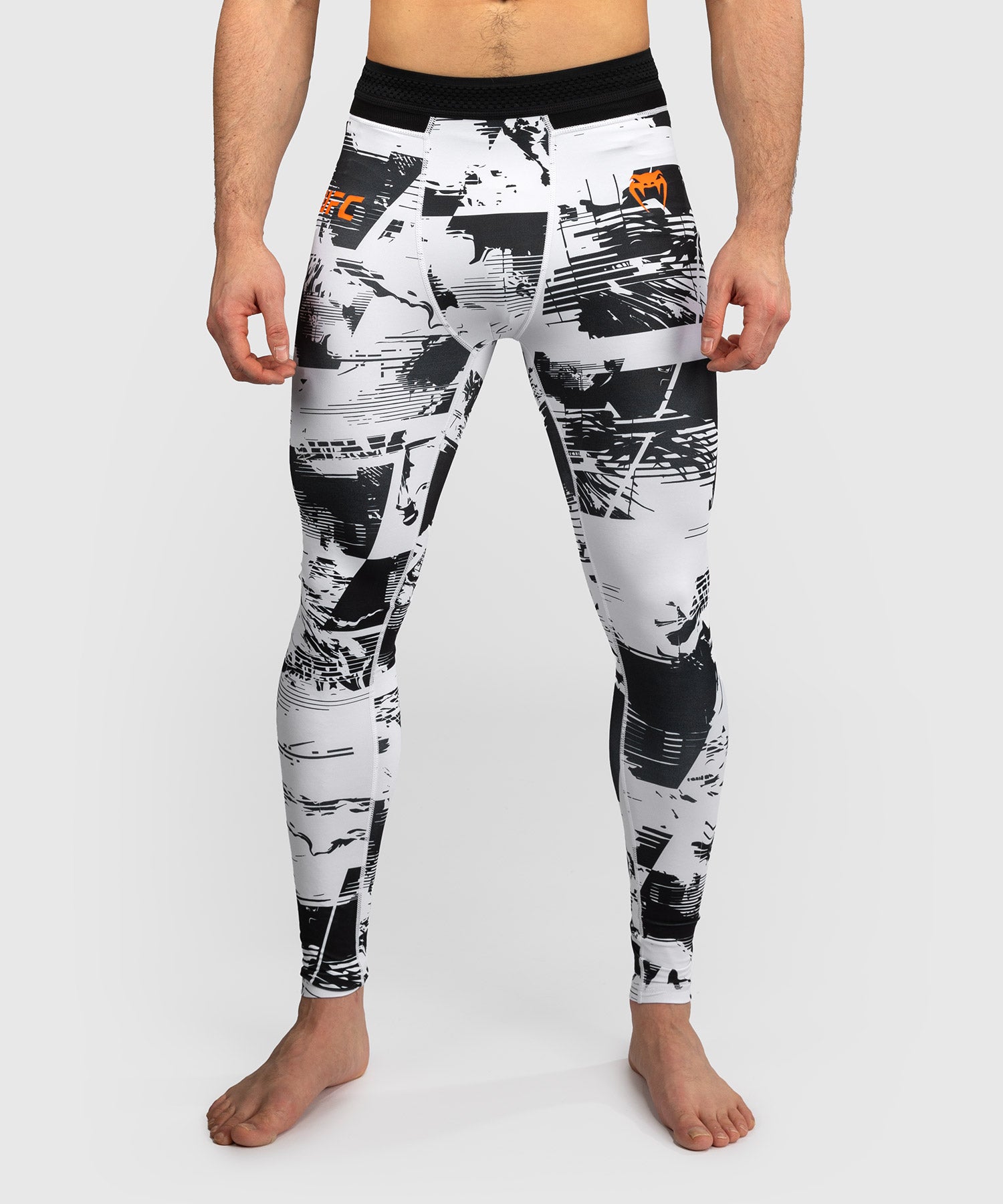 Pantaloni scurți de compresie Venum UFC Zenith – Alb