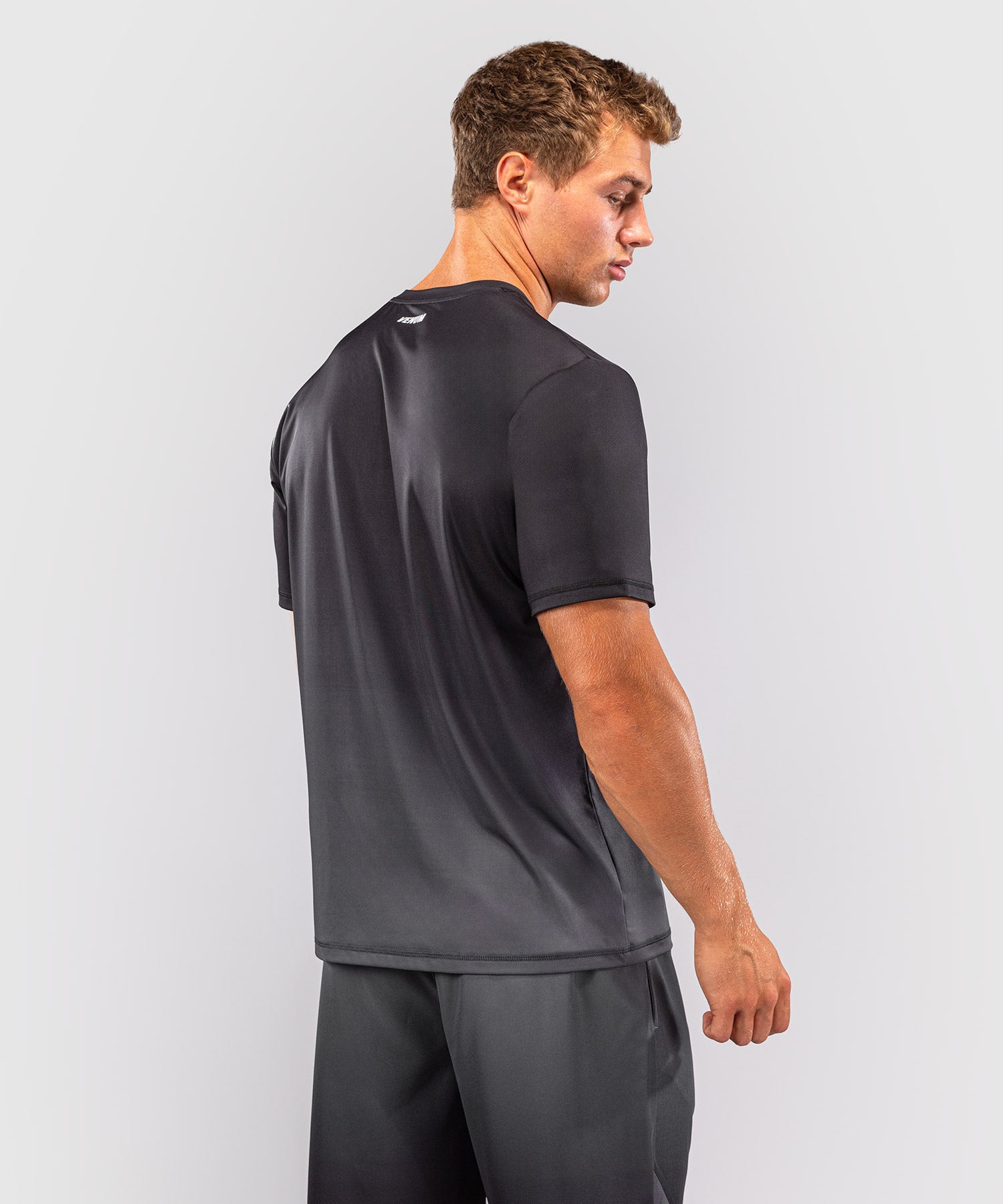 Camiseta Venum Giant Shift – Negro/Gris