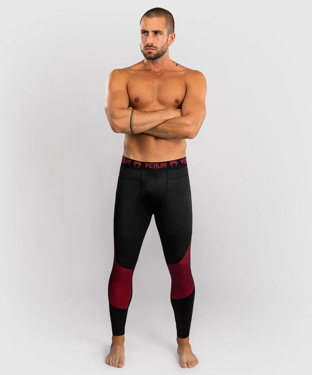 Venum x Assassin's Creed Shadows Spats – Burgunderrot/Schwarz