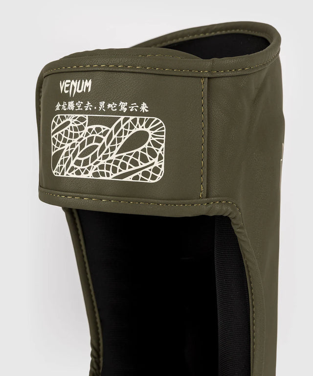 Venum Kickboks Benskydd Serpenti – Khaki Grön