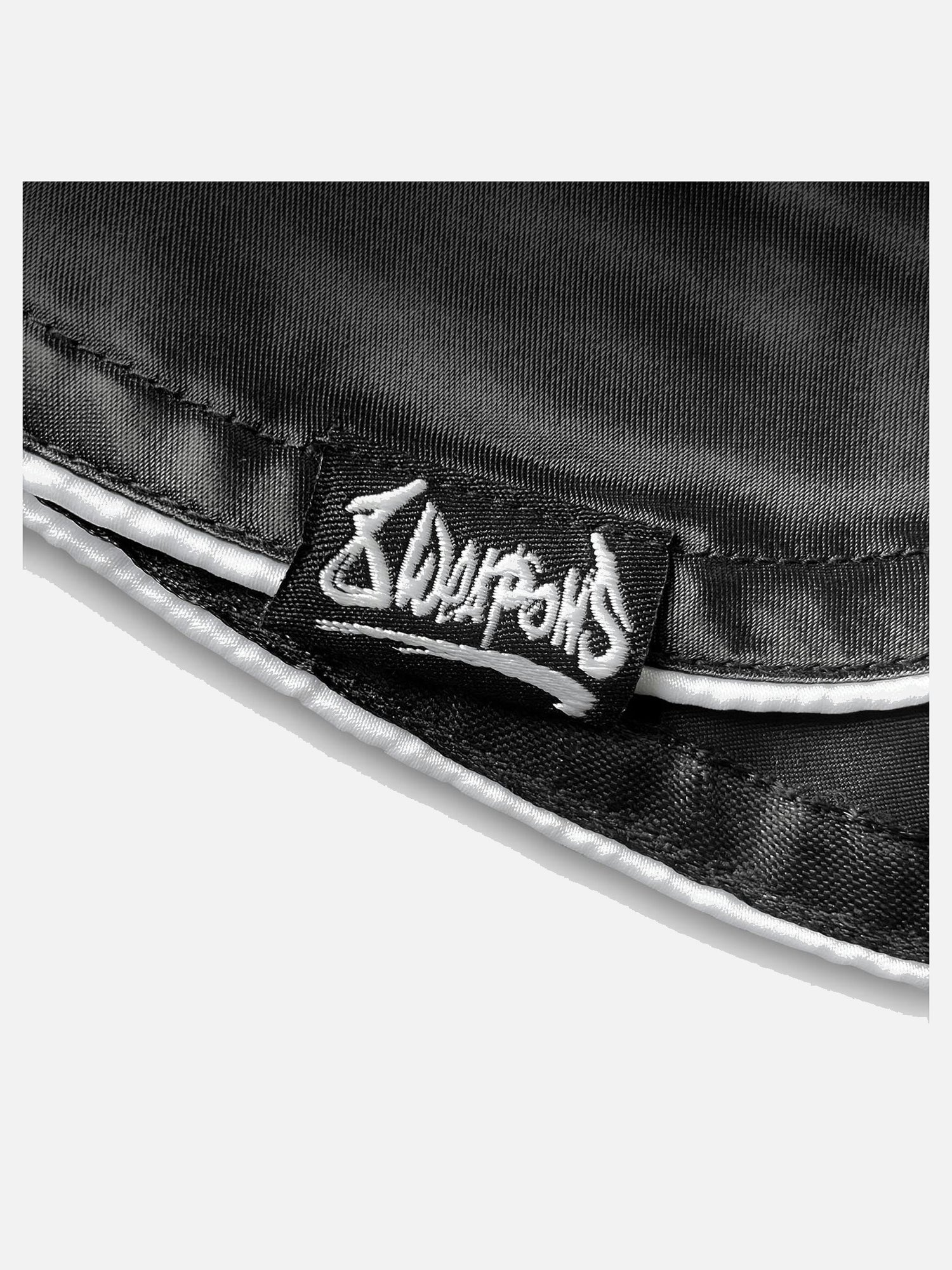 8 WEAPONS Muay Thai shorts Mongkol – Sort/Hvid