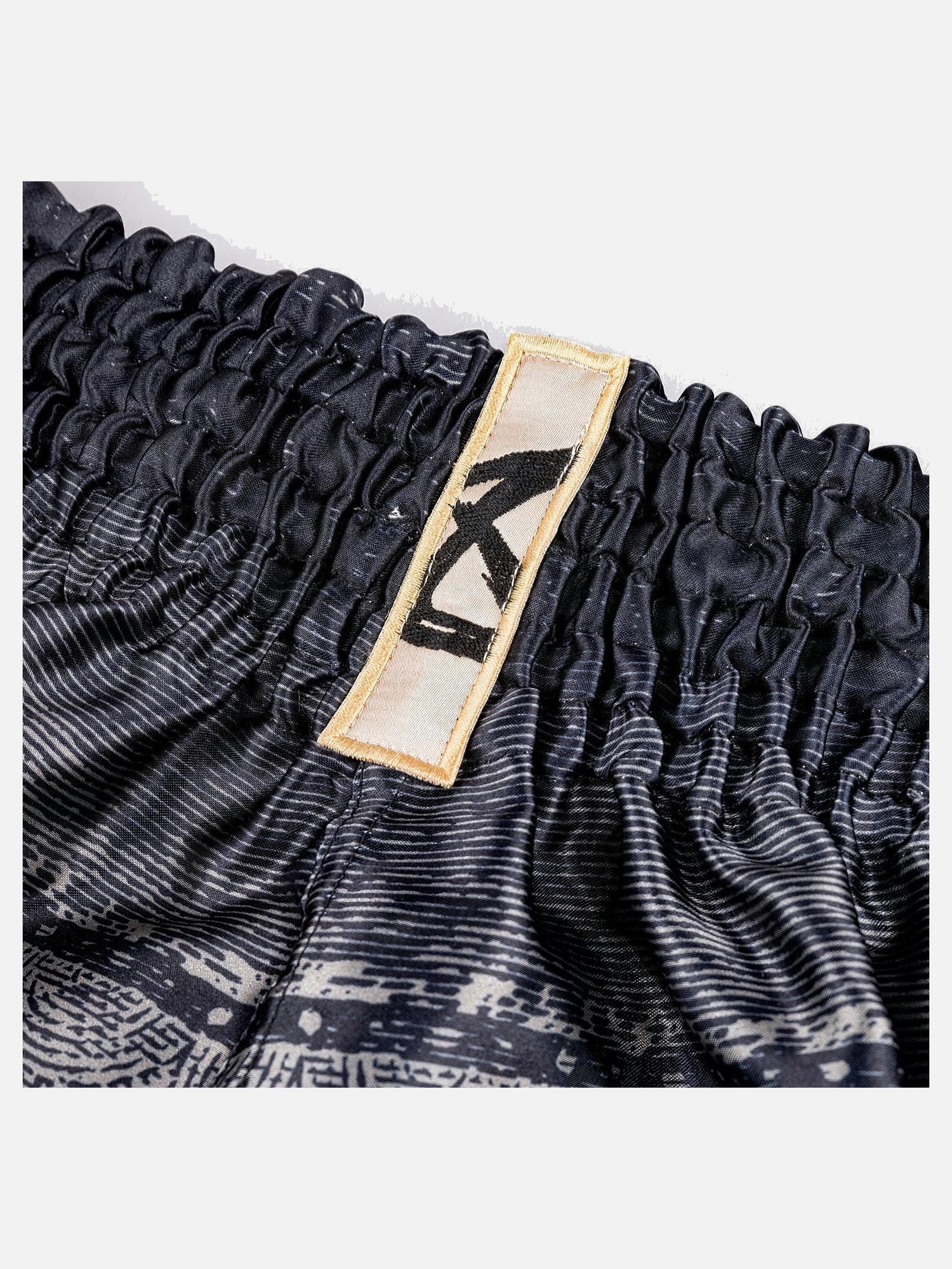 8 WEAPONS Muay Thai shorts Hanuman – Sort/Guld