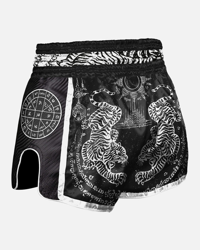 Calções de Muay Thai 8 WEAPONS Carbon Sak Yant Tigers – Preto