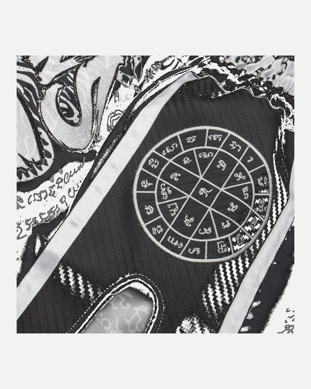 Calções de Muay Thai 8 WEAPONS Carbon Sak Yant Tigers – Preto