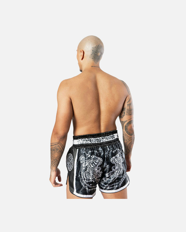 Calções de Muay Thai 8 WEAPONS Carbon Sak Yant Tigers – Preto