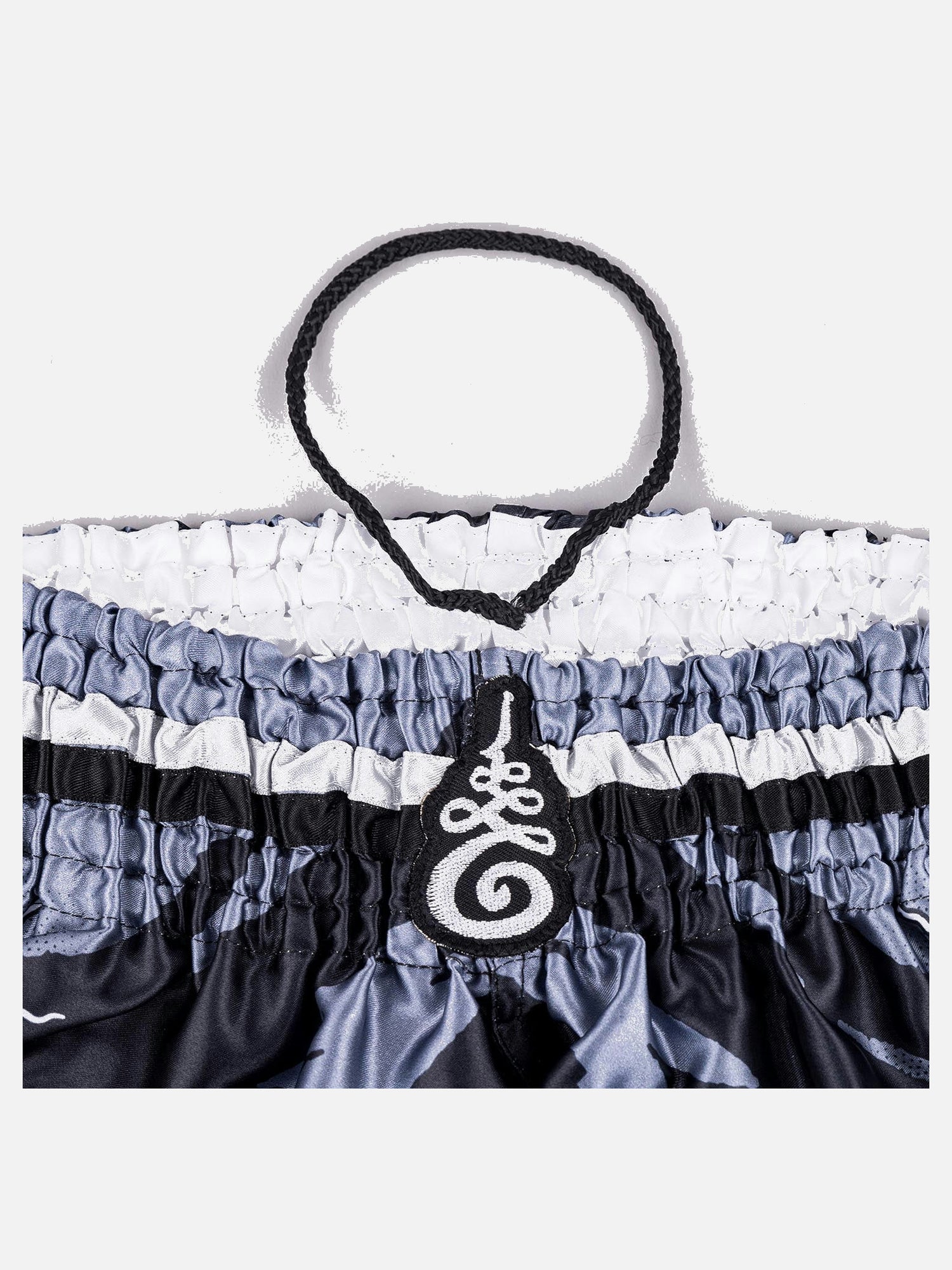 8 WEAPONS Muay Thai shorts 8 Ways Yant – Sort/Sølv