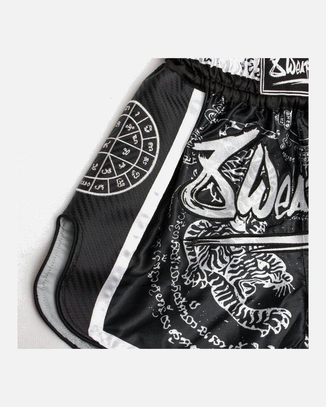 Calções de Muay Thai 8 WEAPONS Carbon Sak Yant Tigers – Preto