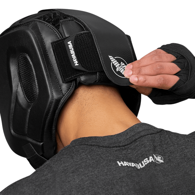 Capacete de boxe Hayabusa T3 com proteção das maçãs do rosto – Preto